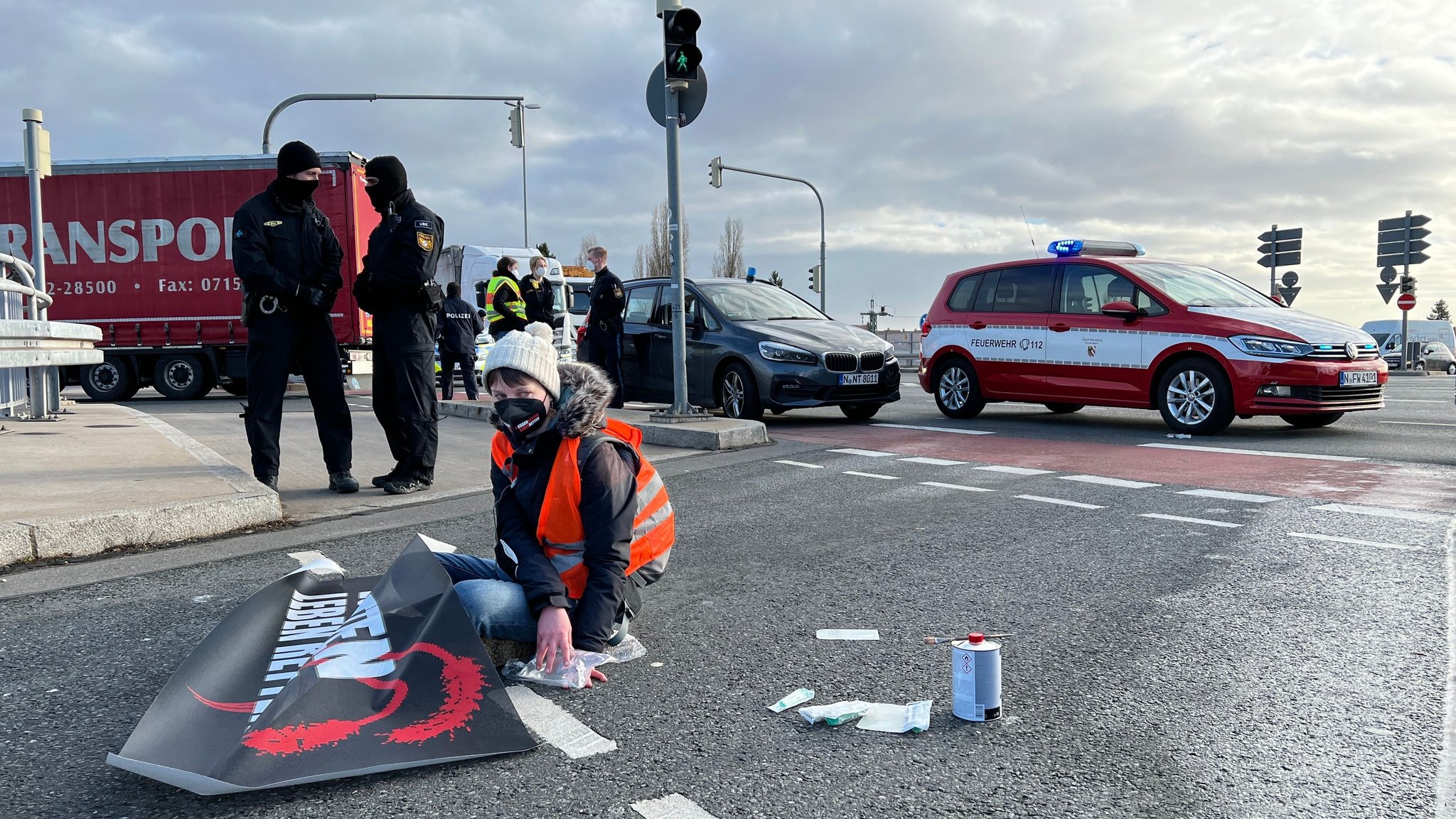 Ein Klimaaktivist hat sich auf dem Frankenschnellweg in Nürnberg festgeklebt.