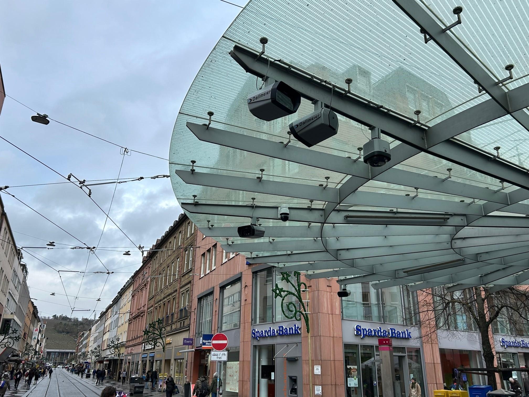 Überwachungskameras am Würzburger Barbarossaplatz