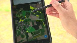 Handy-App zeigt landwirtschaftilche Flächen wie Wiesen und Felder von oben. | Bild:BR24 / Daniel Peter