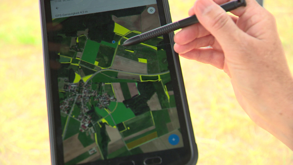 Handy-App zeigt landwirtschaftilche Flächen wie Wiesen und Felder von oben.