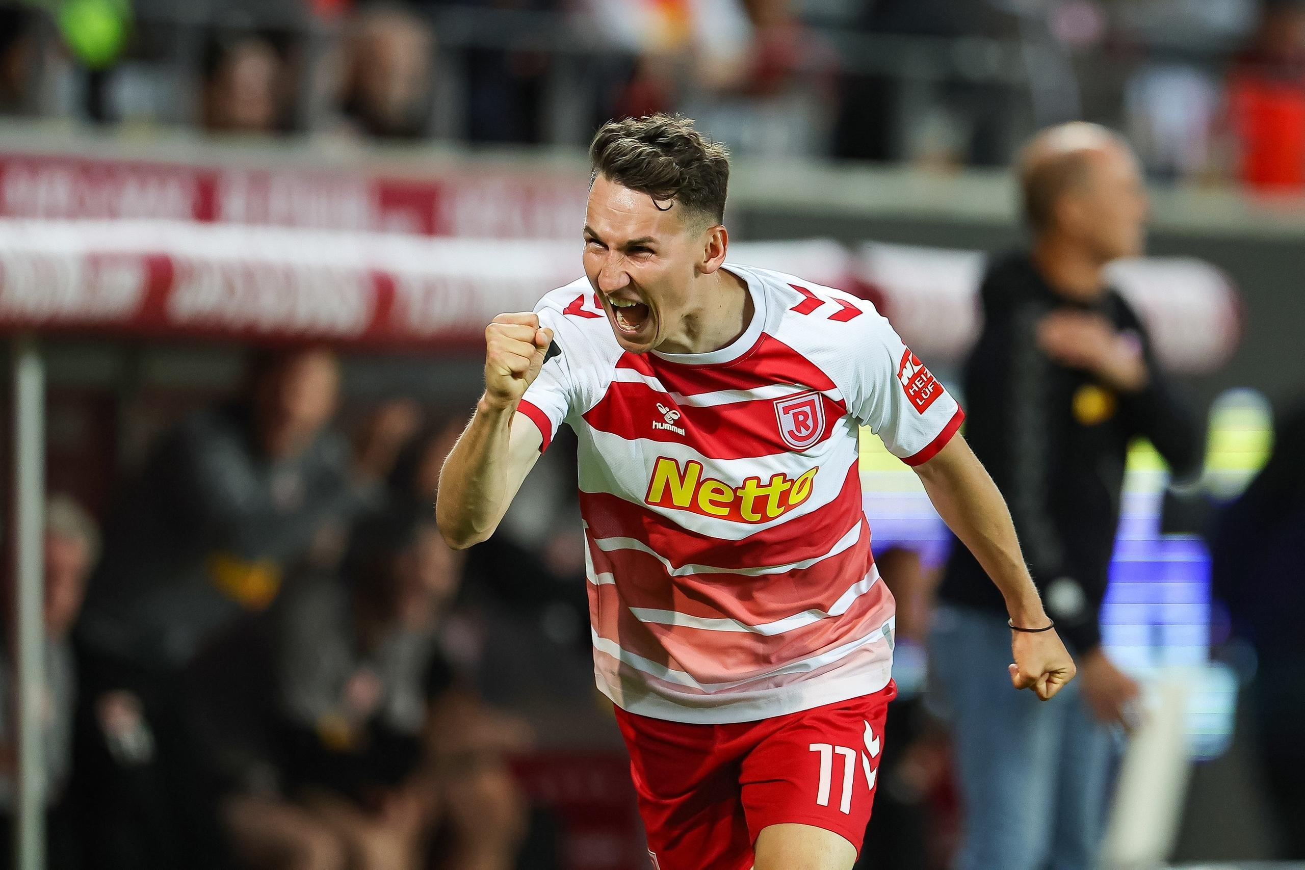 Regensburger Konrad Faber ballt die Faust nach einem gewonnenen Zweikampf.