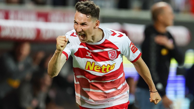 Regensburger Konrad Faber ballt die Faust nach einem gewonnenen Zweikampf. | Bild: dpa-Bildfunk/Daniel Löb Regensburger Konrad Faber ballt die Faust nach einem gewonnenen Zweikampf.