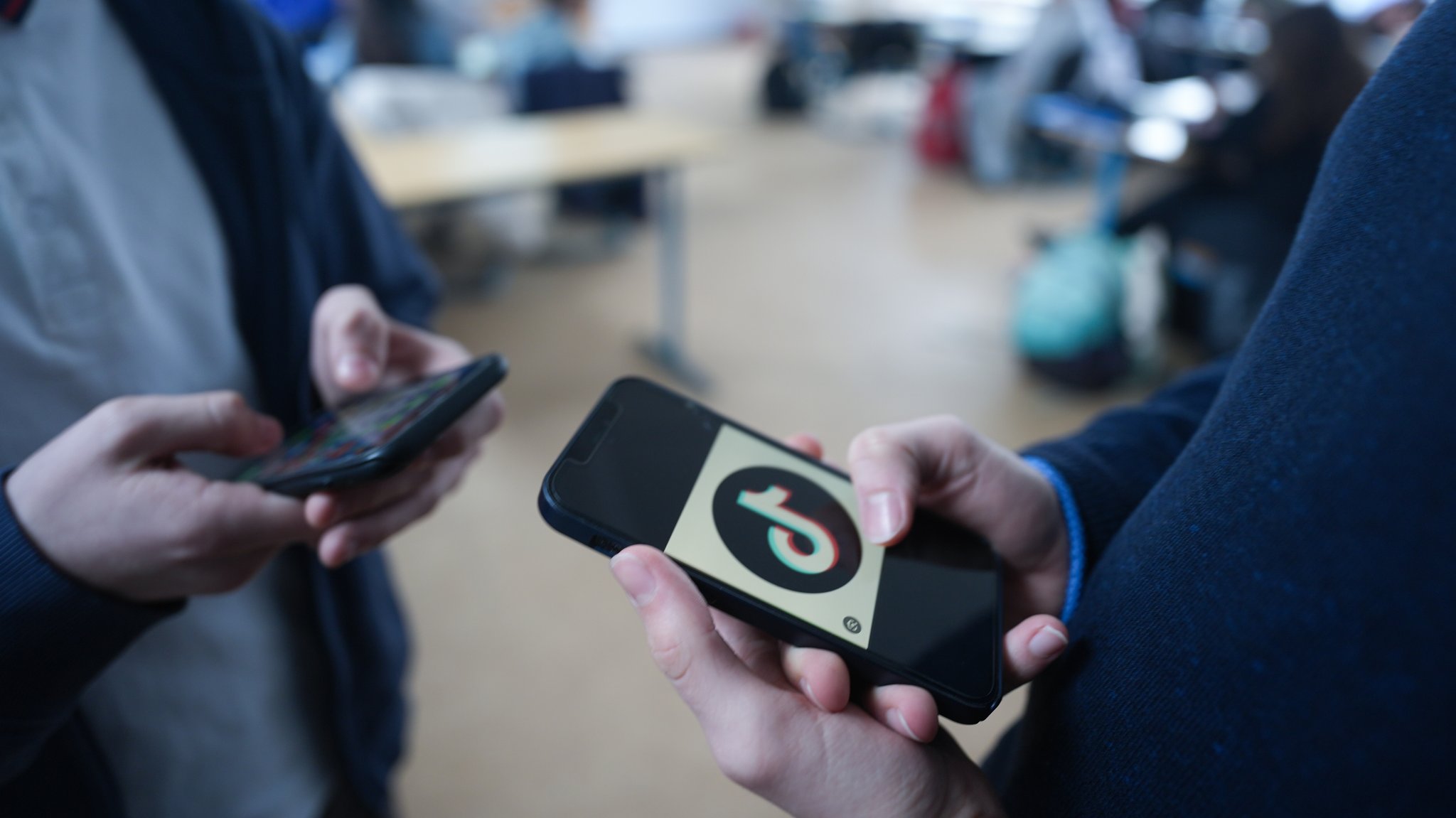 Jugendliche scrollen auf Tiktok.