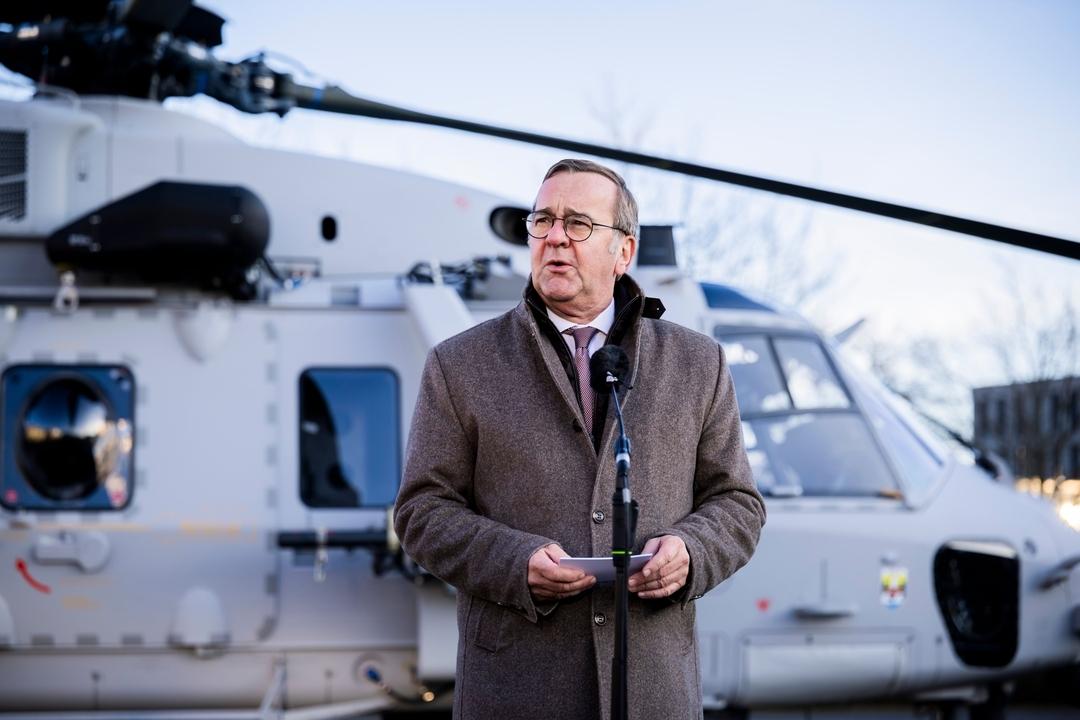 16.12.2025, Berlin: Boris Pistorius (SPD), Bundesminister der Verteidigung, spricht bei der Übergabe des ersten neuen Hubschraubers vom Typ NH90 Sea Tiger an die Deutsche Marine am Bundesministerium der Verteidigung in Berlin.