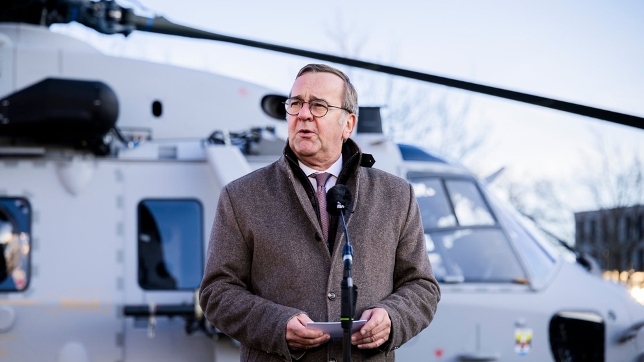 16.12.2025, Berlin: Boris Pistorius (SPD), Bundesminister der Verteidigung, spricht bei der Übergabe des ersten neuen Hubschraubers vom Typ NH90 Sea Tiger an die Deutsche Marine am Bundesministerium der Verteidigung in Berlin.