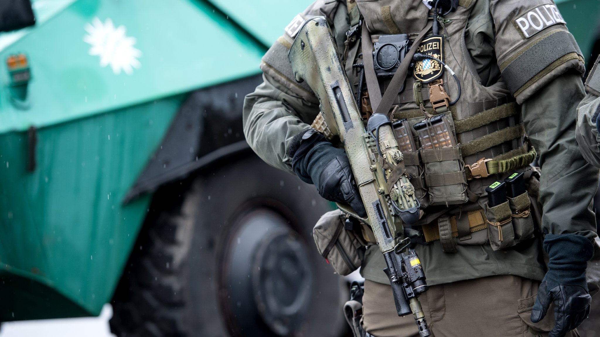 Symbolbild: Polizisten des SEK (Spezialeinsatzkommando) Südbayern nehmen an einer Anti-Terror-Übung in Murnau teil