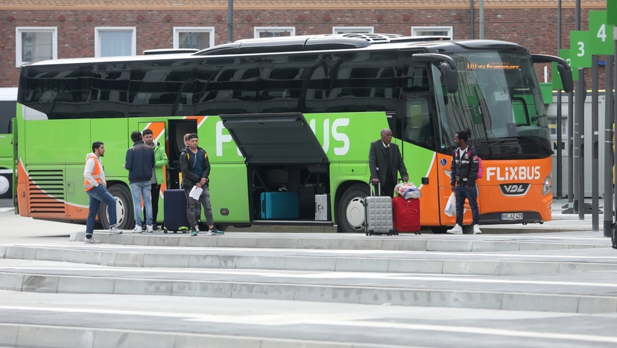 Ein Reisebus am Fernbus-Bahnhof am Frankfurter Hauptbahnhof.