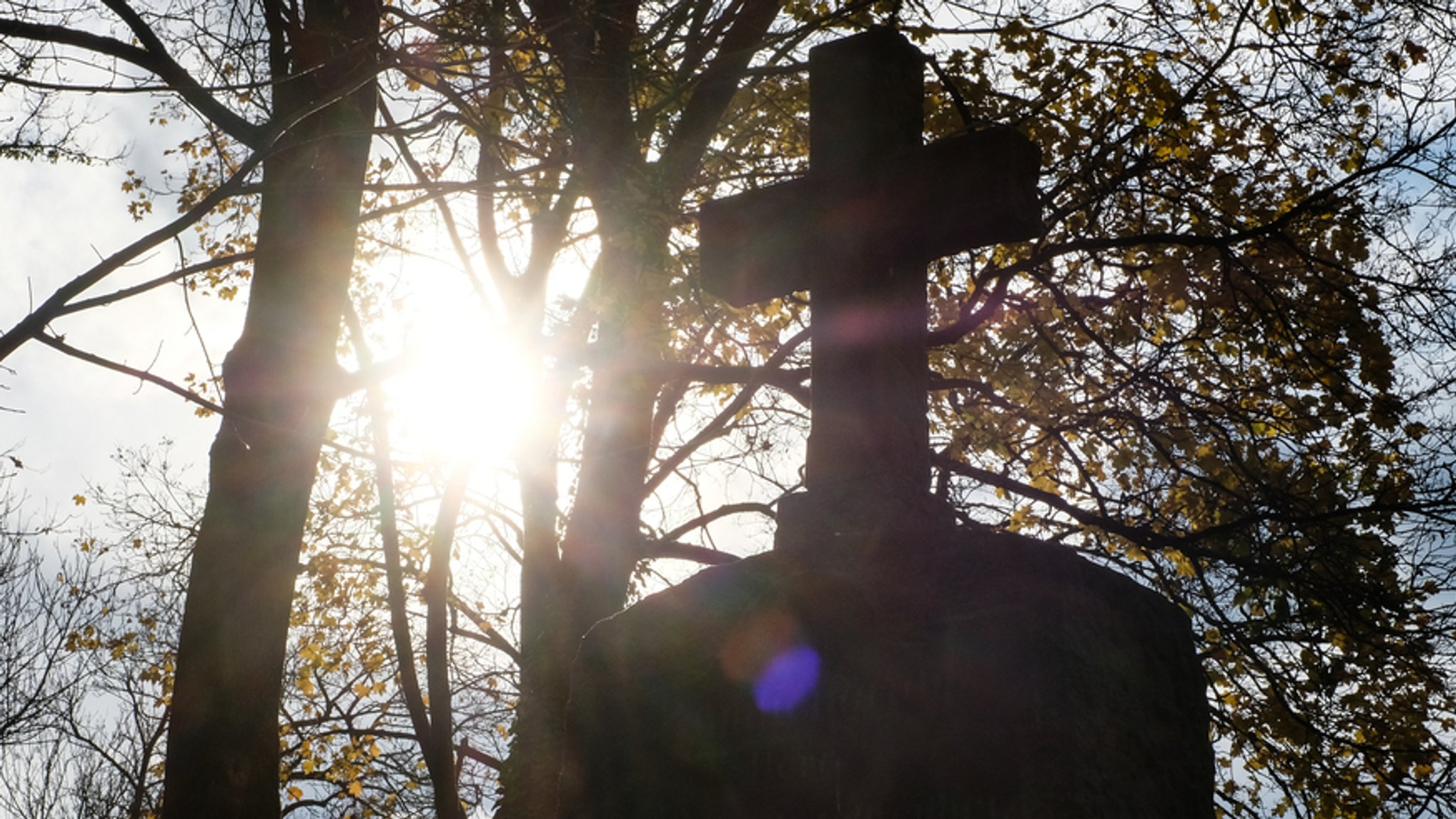 Ein Grabstein am Ostfriedhof in München