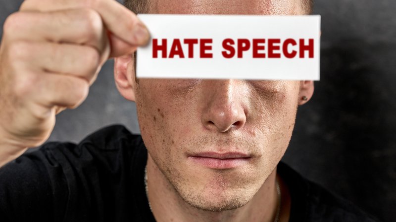 (Symbolbild): Ein Mann hält ein Schild mit der Aufschrift: Hate Speech, vor seine Augen. | Bild: pa/dpa/Michael Bihmayer (Symbolbild): Ein Mann hält ein Schild mit der Aufschrift: Hate Speech, vor seine Augen.