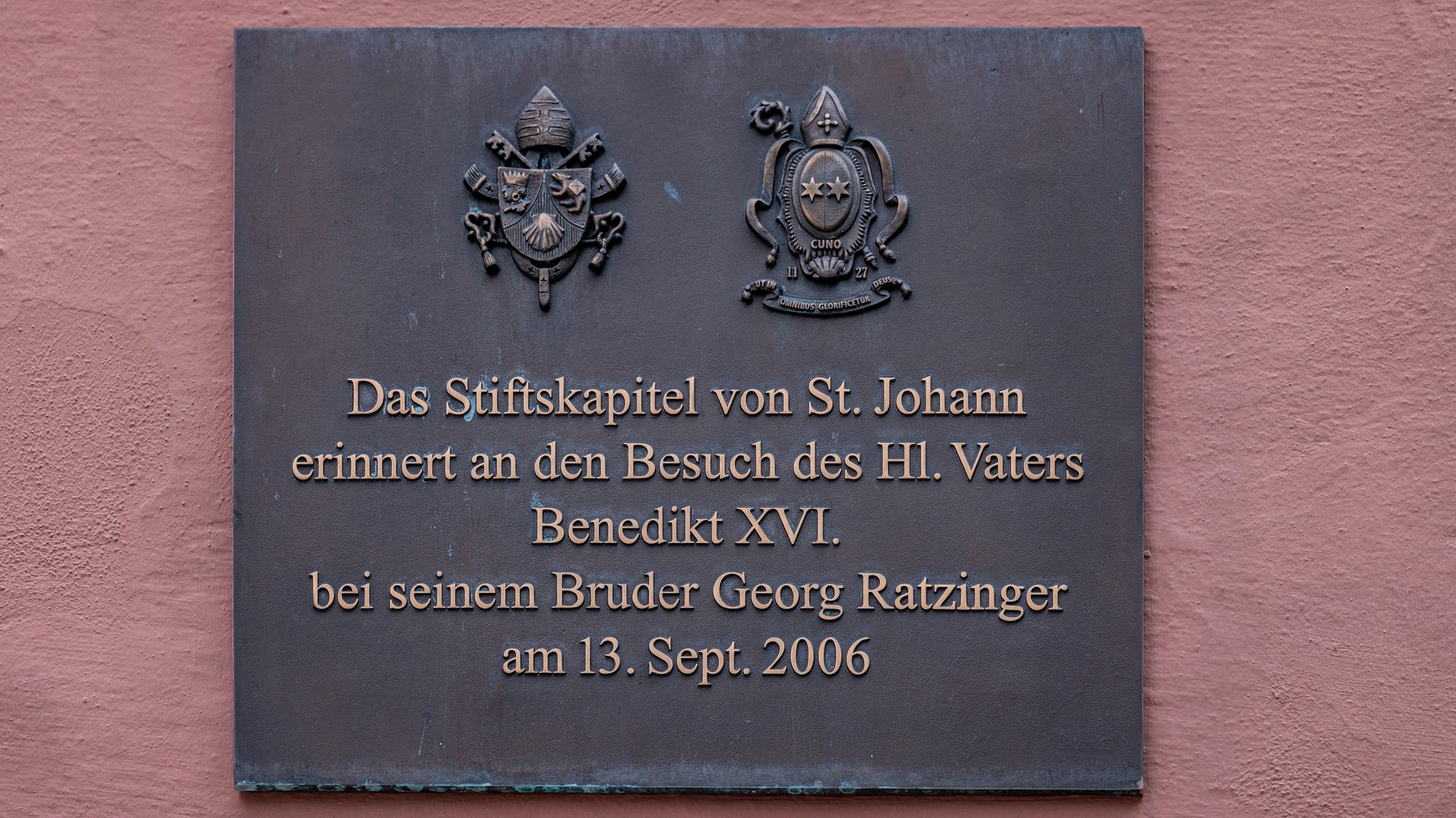 Ein Schild mit der Aufschrift "Das Stiftskapitel von St. Johann erinnert an den Besuch des Hl. Vaters Benedikt XVI. bei seinem Bruder Georg Ratzinger am 13. Sept. 2006" hängt am ehemaligen Wohnhaus von Georg Ratzinger in der Altstadt. 