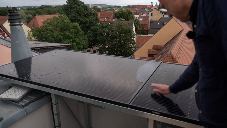 Im Juli haben die erneuerbaren Energien ungefähr zwei Drittel des Stromverbrauchs in Deutschland abgedeckt: Vor allem die Dächer in den Städten haben für Solarenergie großes Potential. Und in Regensburg macht da jetzt auch der Denkmalschutz mit...