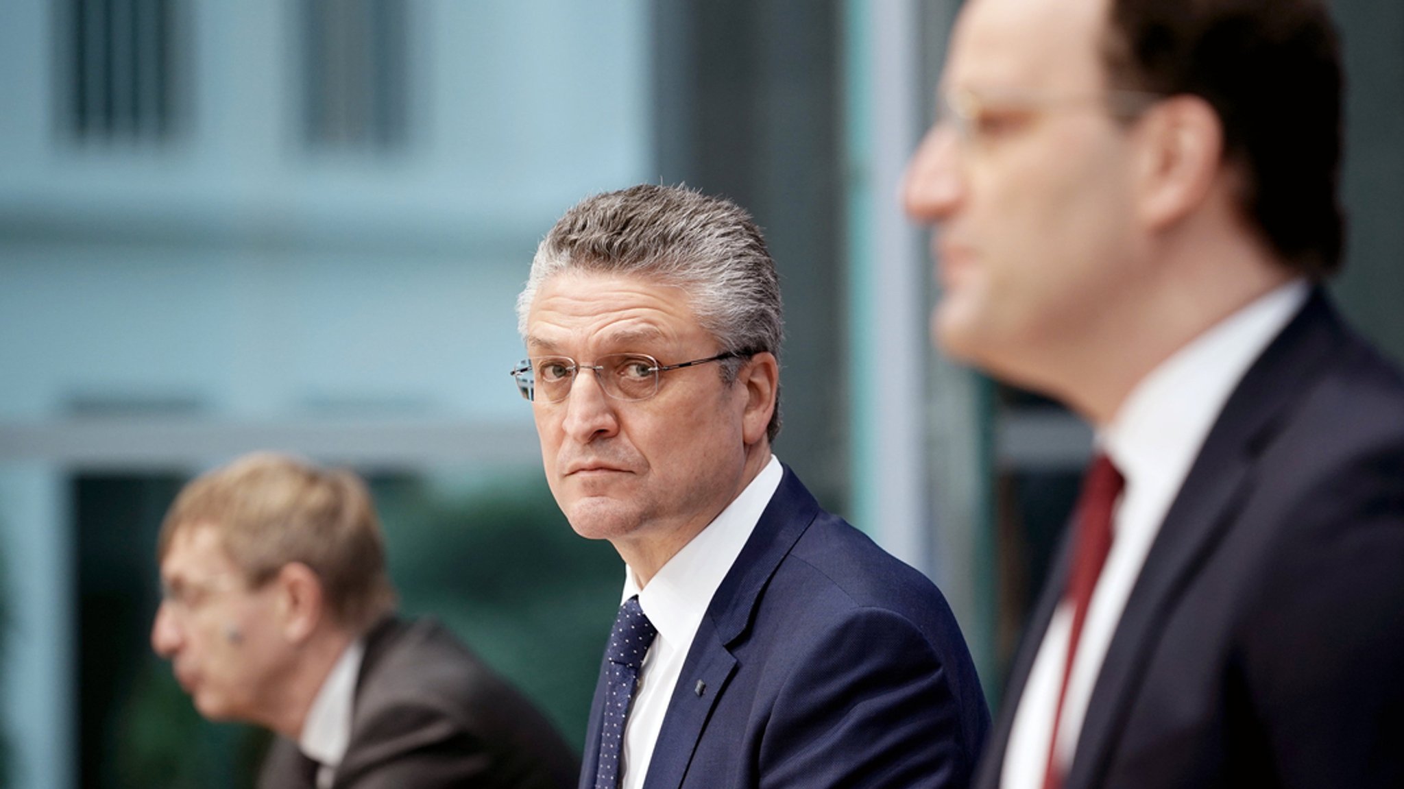 Lothar Wieler (M), Präsident des Robert Koch-Instituts (RKI), bei der Bundespressekonferenz am 5.2.21 (li: Klaus Chichutek, Präsident vom Paul-Ehrlich-Institut; re: Jens Spahn (r, CDU), Bundesminister für Gesundheit