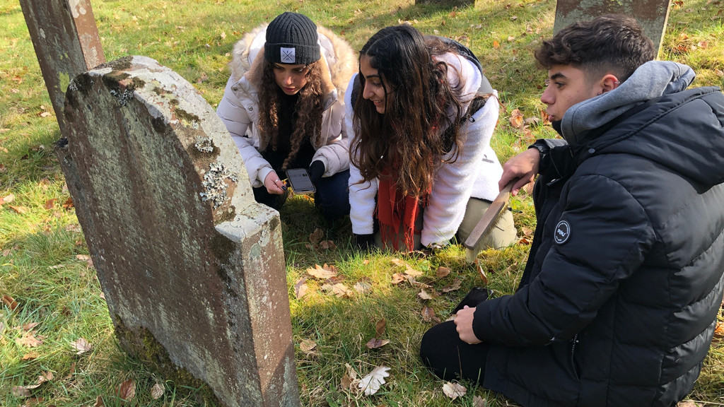 Schülerinnen und Schüler des Rabin-Gymnasiums aus Kfar-Saba in Israel erfassen Daten der auf dem jüdischen Friedhof in Kleinheubach Begrabenen