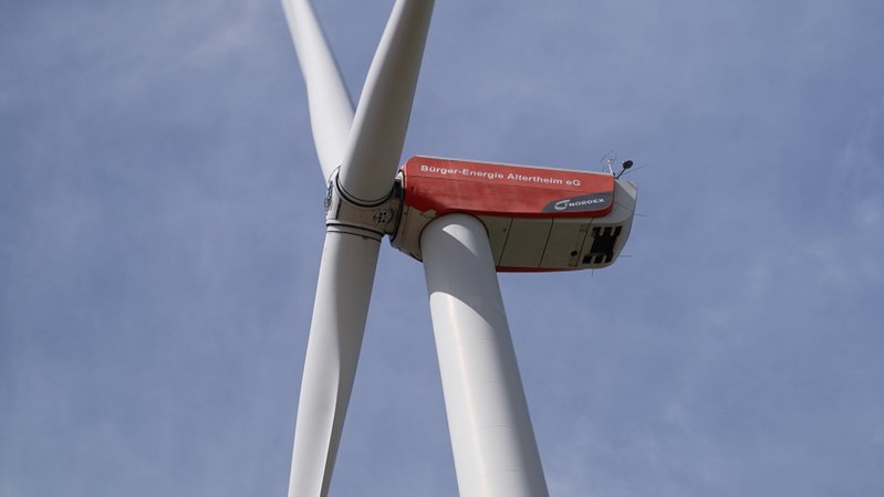 Ein Windrad hat die Genossenschaft bei Altertheim bereits realisiert. Nun soll ein weiteres folgen. | Bild: BR 2024 Ein Windrad hat die Genossenschaft bei Altertheim bereits realisiert. Nun soll ein weiteres folgen.