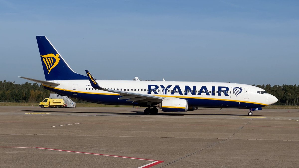 Ein Flugzeug der Firma Ryanair auf einem Rollfeld des Nürnberger Flughafens