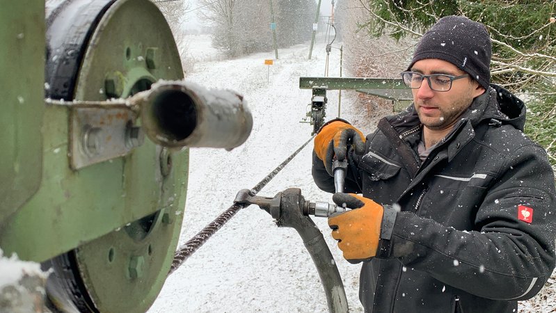 Skiliftbetreiber Matthias Adrian am Arnsberg in der Rhön | Bild: BR Skiliftbetreiber Matthias Adrian am Arnsberg in der Rhön