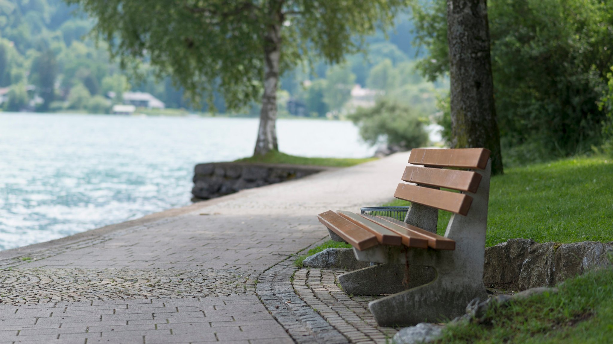 Eine Parkbank am Ufer des Tegernsees.