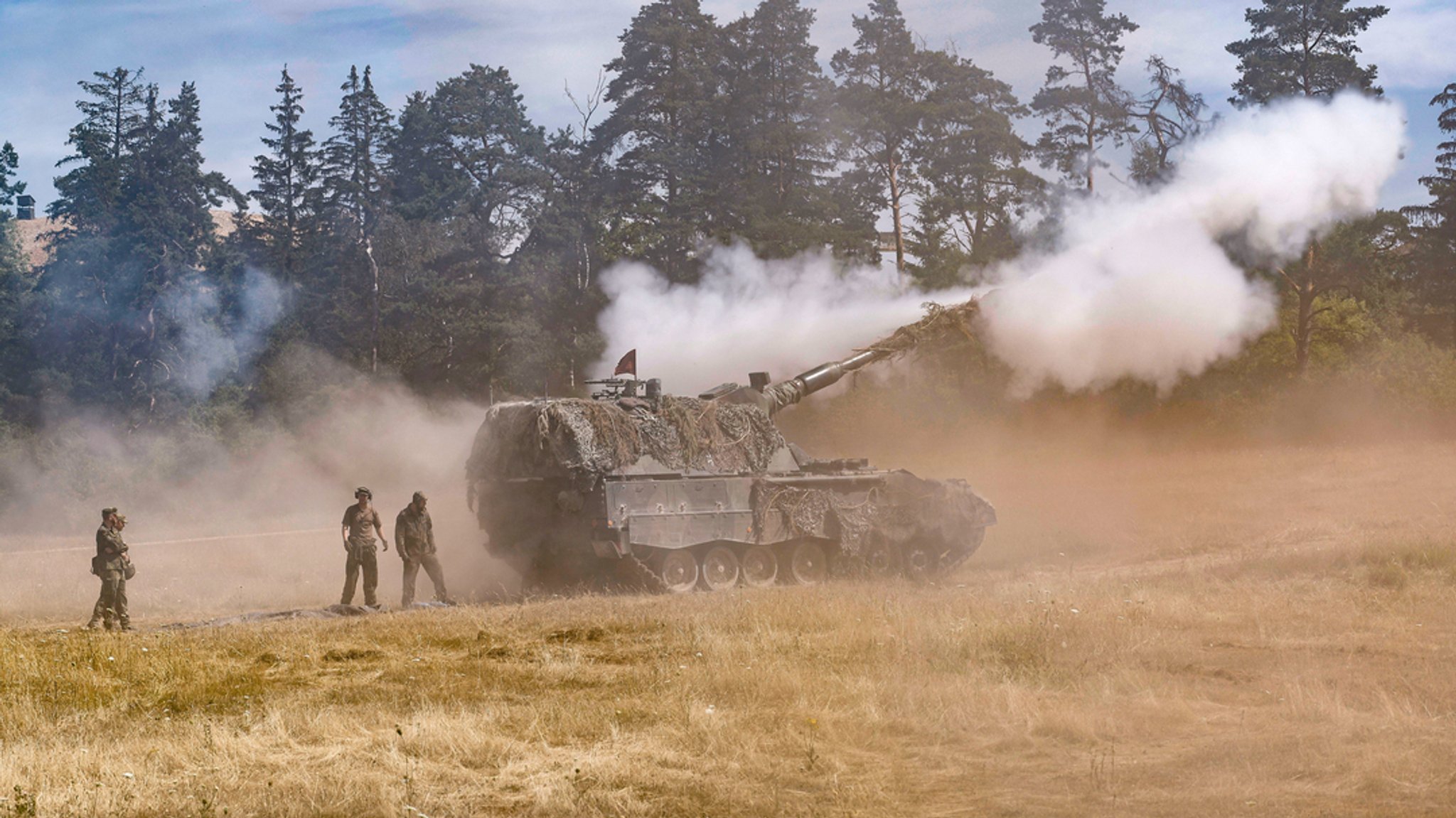 Eine deutsche Panzerhaubitze 2000 der Bundeswehr schießt mit Übungsmunition bei einer multinationalen Artillerie-Feuerübung der US-Armee.