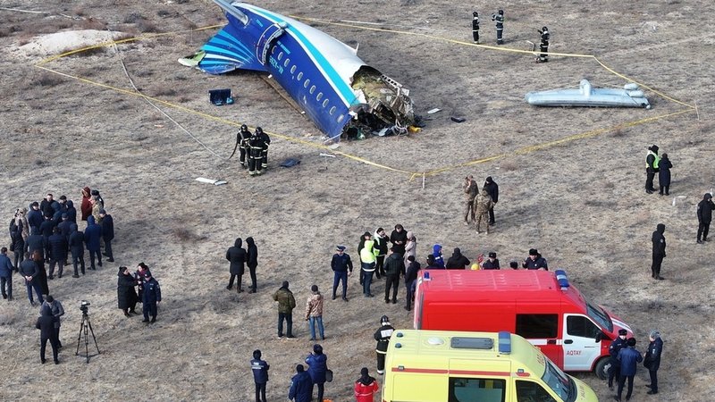 Russland hat indirekt die Verantwortung für das Flugzeugunglück im Kasachstan mit 38 Toten eingeräumt und sich für den Vorfall entschuldigt | Bild: dpa-Bildfunk/Azamat Sarsenbayev Russland hat indirekt die Verantwortung für das Flugzeugunglück im Kasachstan mit 38 Toten eingeräumt und sich für den Vorfall entschuldigt