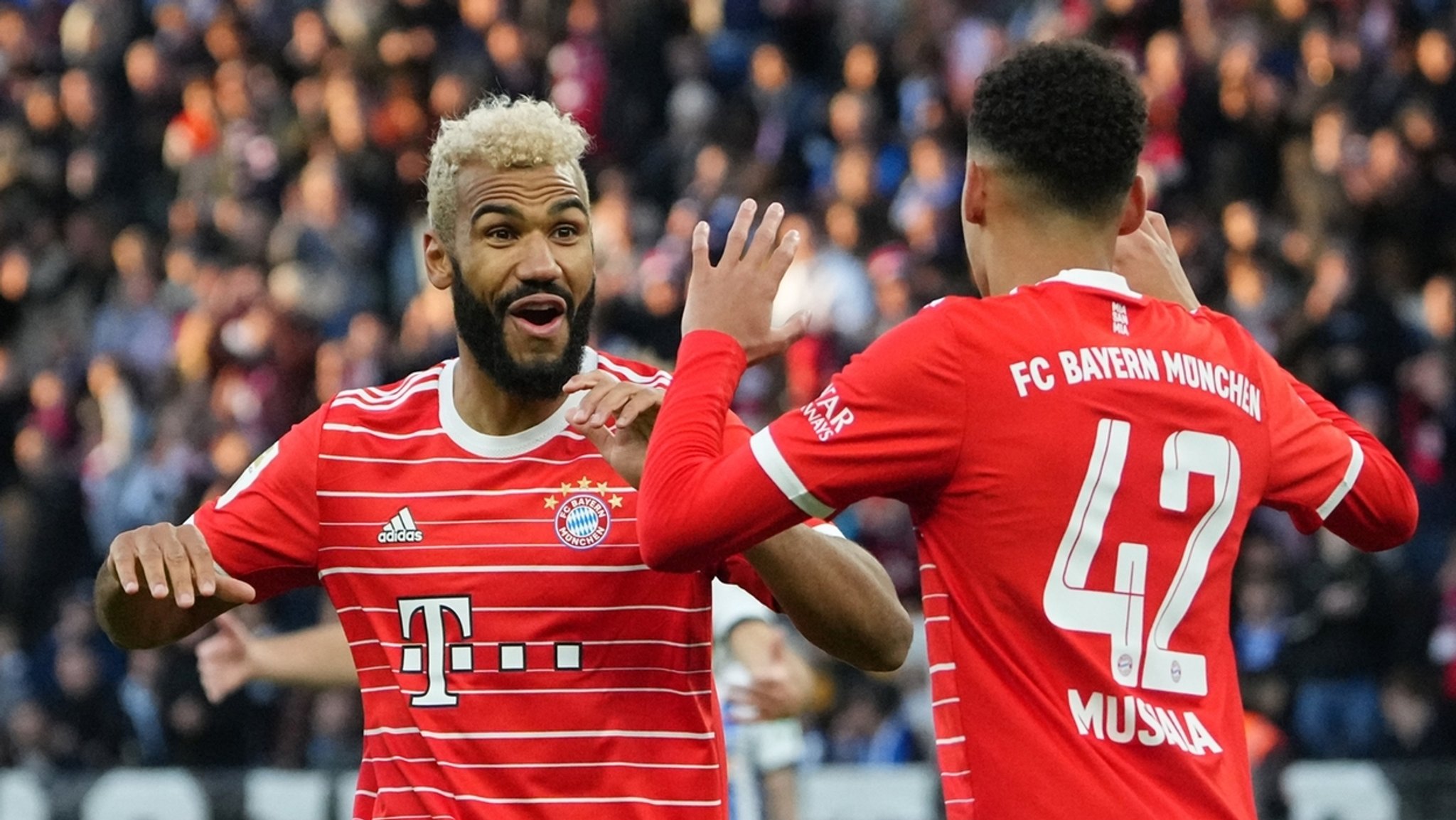 Bayerns Eric Maxim Choupo-Moting (l) und Bayerns Jamal Musiala (r) bejubeln das 1:0. 