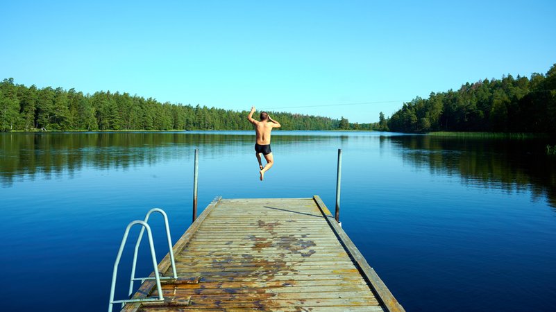 So sauber sind Bayerns Badeseen | Bild: stock.adobe.com So sauber sind Bayerns Badeseen