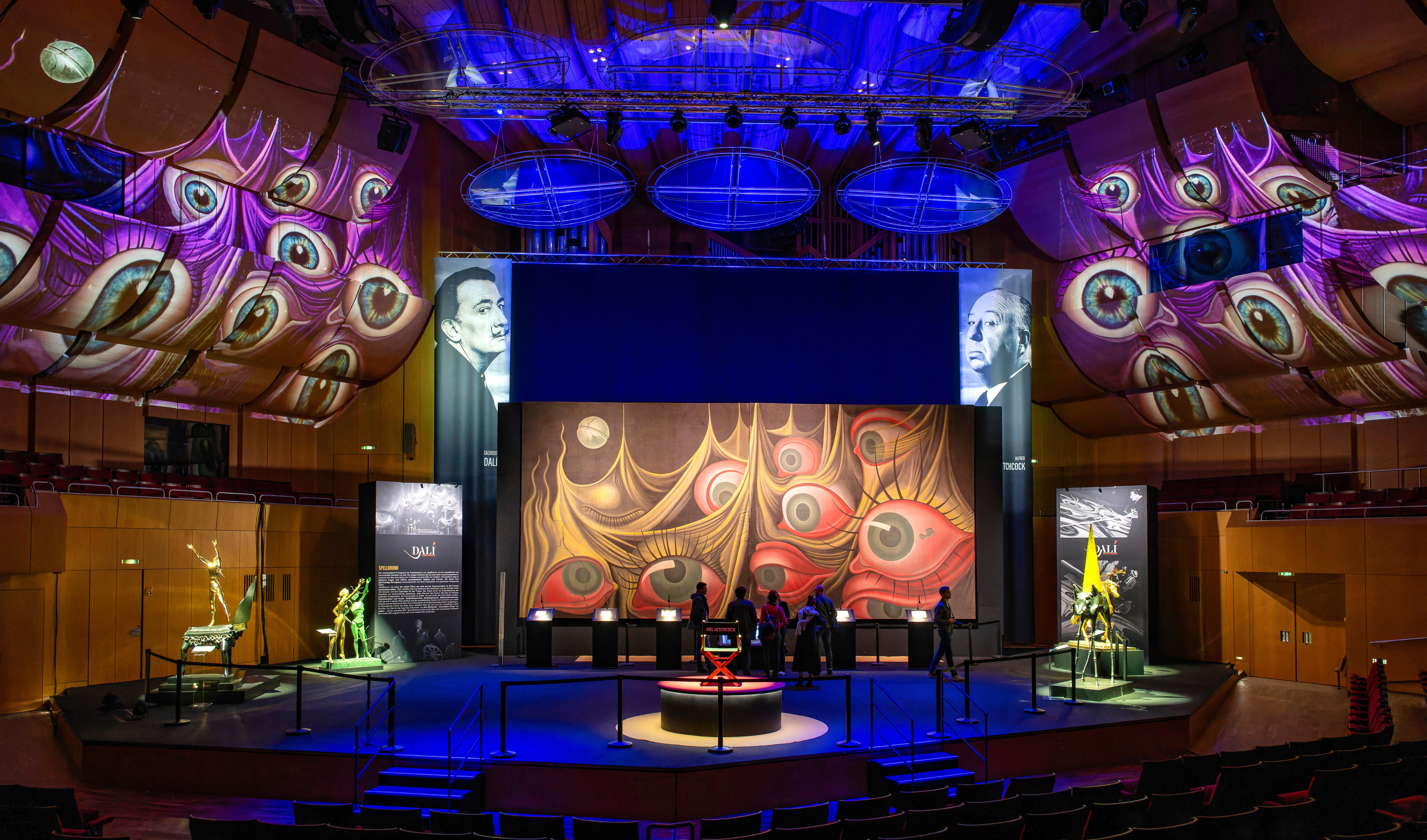 Ein großes Gemälde voller roter Augen im Saal der Alte Philharmonie 