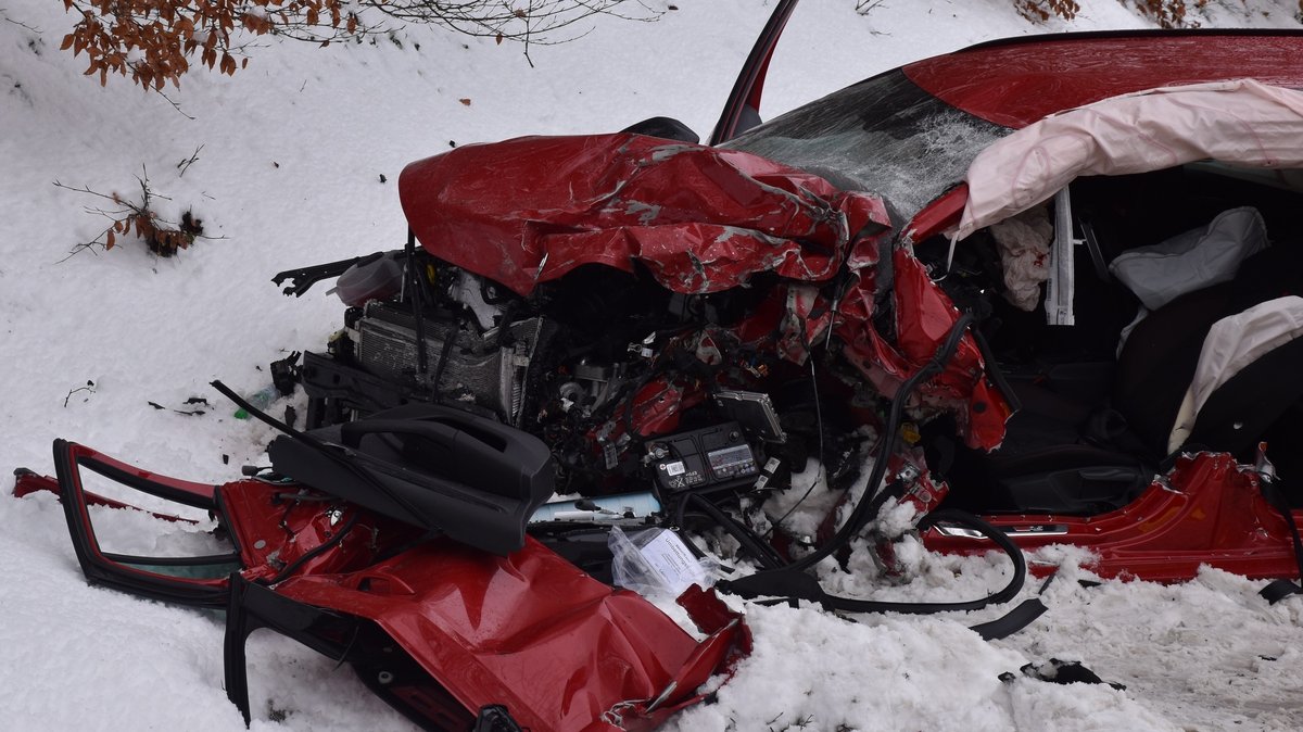 50-jähriger Autofahrer stirbt bei Zusammenstoß mit Lkw 