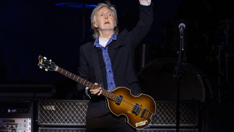 Der sogenannte "Beatle-Bass" von Paul McCartney machte die fränkische Firma Höfner weltberühmt. | Bild: picture alliance / Photoshot Der sogenannte "Beatle-Bass" von Paul McCartney machte die fränkische Firma Höfner weltberühmt.