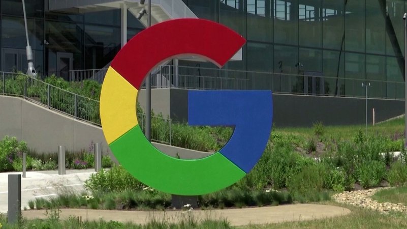 Das etwa mannsgroße Logo von Google, der Großbuchstabe G mit je einem roten, gelben, grünen und blauen Farbfeld, steht vor einem verglasten Gebäude. Das US-Justizministerium fordert von Google unter anderem den Zwangsverkauf des Browsers "Chrome". Wie finden das die Menschen in Bayern? | Bild: Bayerischer Rundfunk 2024 Das etwa mannsgroße Logo von Google, der Großbuchstabe G mit je einem roten, gelben, grünen und blauen Farbfeld, steht vor einem verglasten Gebäude. Das US-Justizministerium fordert von Google unter anderem den Zwangsverkauf des Browsers "Chrome". Wie finden das die Menschen in Bayern?
