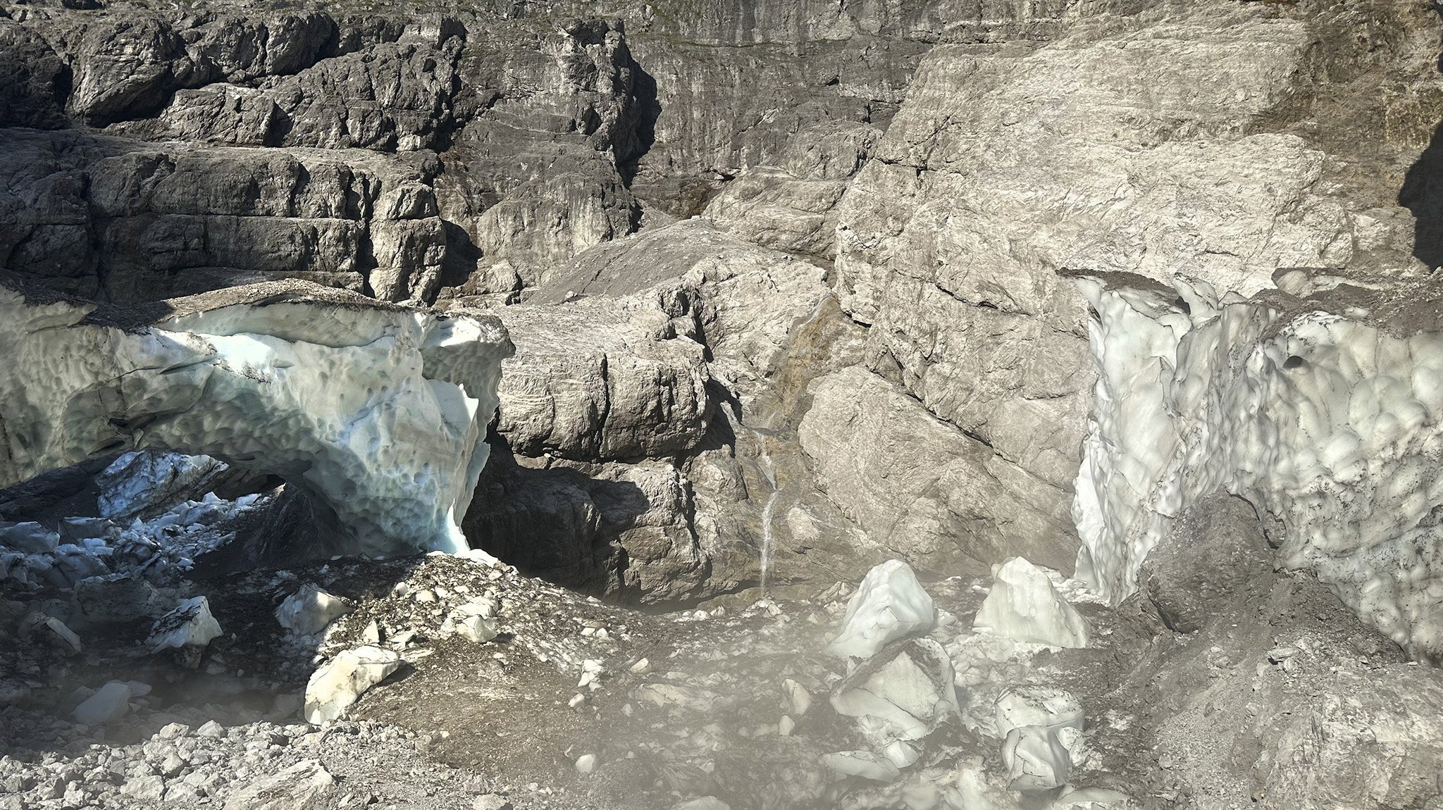 Die Eiskapelle am Watzmann in den Berchtesgadener Alpen war ein Besuchermagnet und lockte jedes Jahr Tausende Touristen an. Jetzt ist sie eingestürzt – viel früher, als Experten dies erwartet hatten. | Bild: dpa-Bildfunk Die Eiskapelle am Watzmann in den Berchtesgadener Alpen war ein Besuchermagnet und lockte jedes Jahr Tausende Touristen an. Jetzt ist sie eingestürzt – viel früher, als Experten dies erwartet hatten.