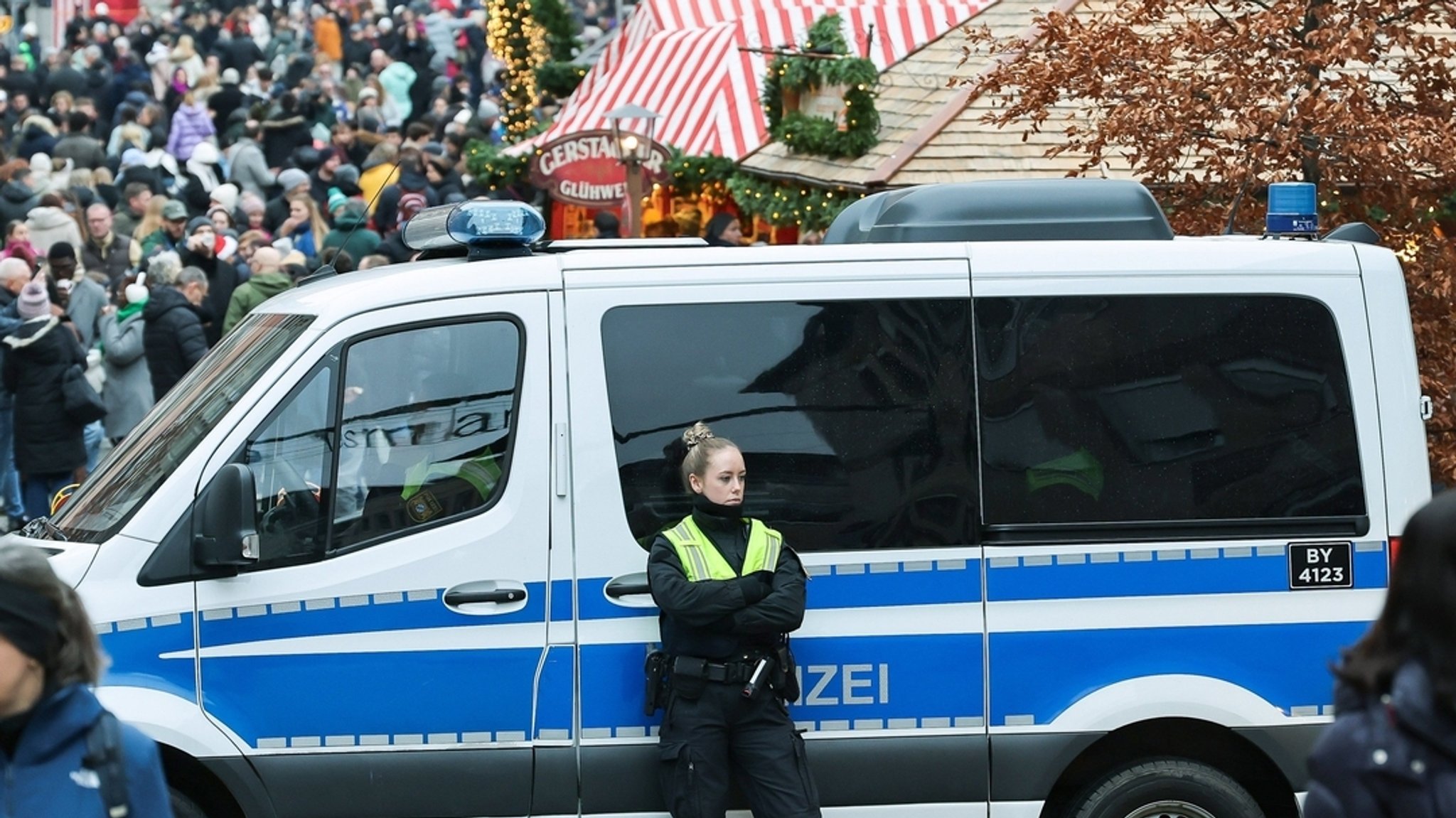 (Symbolbild) 14.12.2025, Bayern, Nürnberg: Die Polizei sichert einen Eingang zum Nürnberger Christkindlesmarkt.