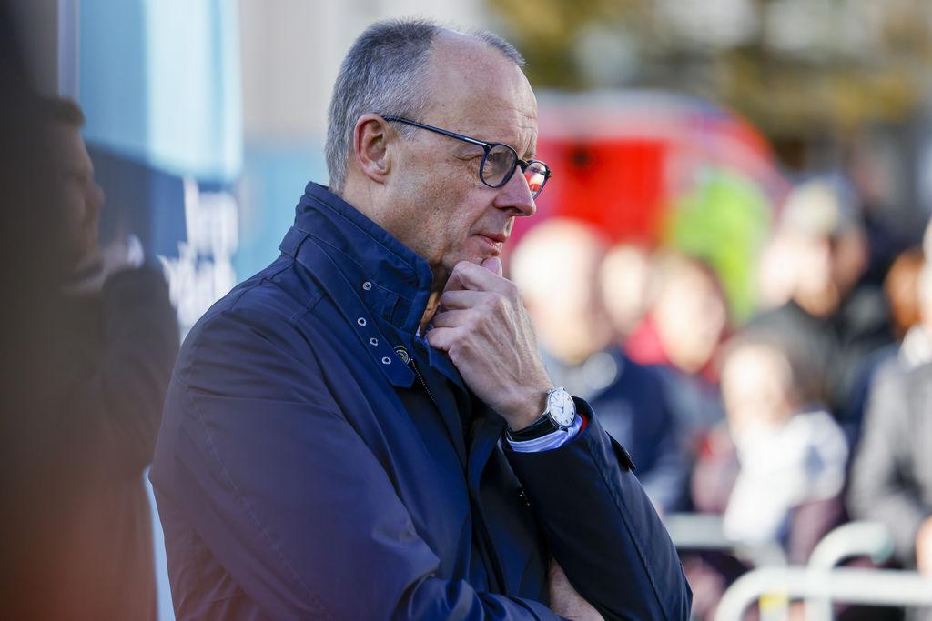 18.10.2025, Nordrhein-Westfalen, Meschede: Bundeskanzler Friedrich Merz (CDU) hört sich beim Bürgergespräch Fragen der Zuschauer an. 