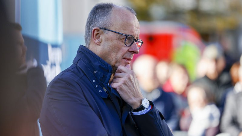 18.10.2025, Nordrhein-Westfalen, Meschede: Bundeskanzler Friedrich Merz (CDU) hört sich beim Bürgergespräch Fragen der Zuschauer an. | Bild: dpa-Bildfunk/Thomas Banneyer 18.10.2025, Nordrhein-Westfalen, Meschede: Bundeskanzler Friedrich Merz (CDU) hört sich beim Bürgergespräch Fragen der Zuschauer an.