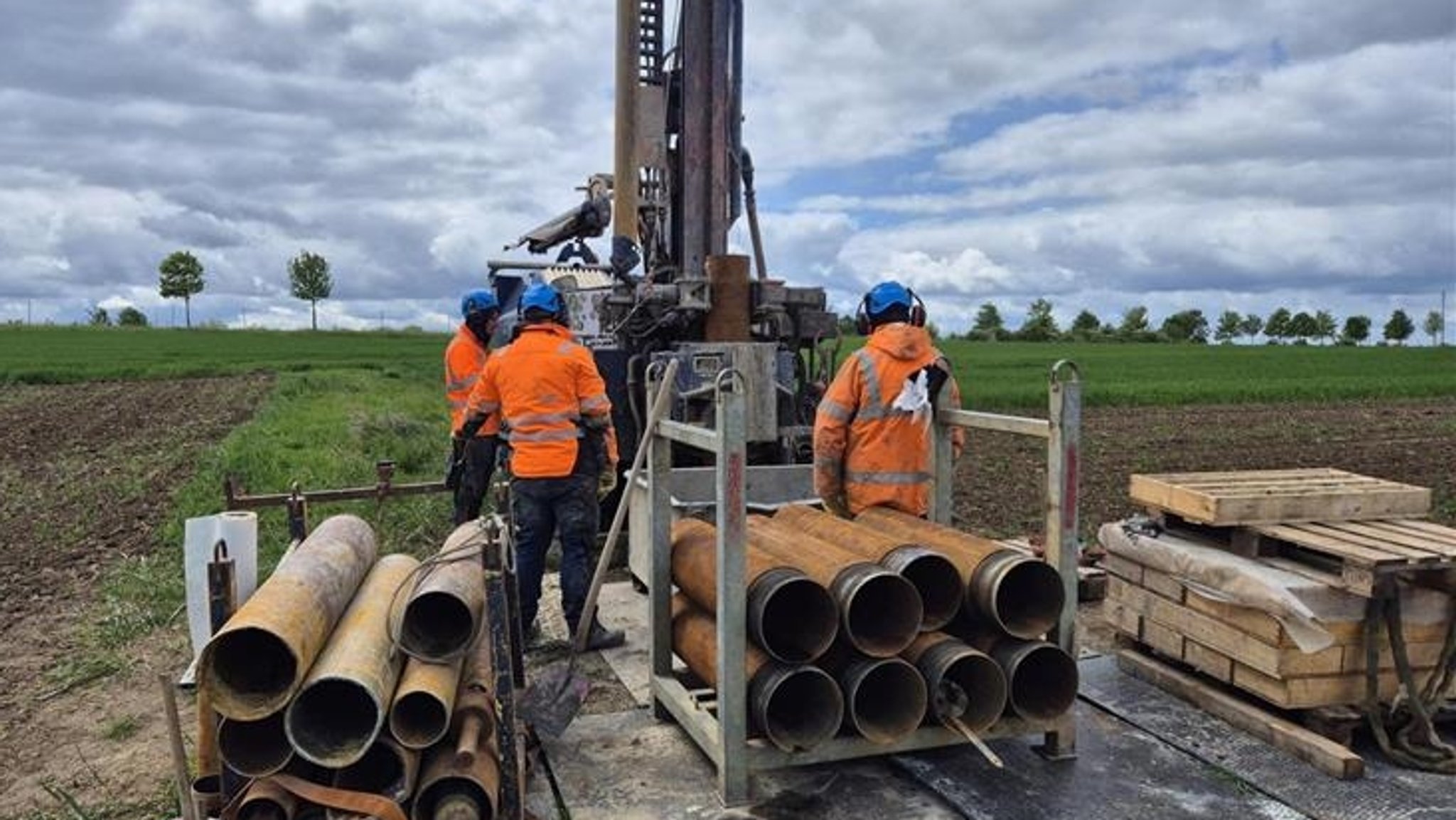 Ein Bohrteam bei der Arbeit nahe der A8. | Bild: BR/Christian M. Hammer Ein Bohrteam bei der Arbeit nahe der A8.