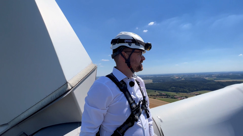 Andreas Herschmann von der Bürgerenergiegenossenschaft auf einem Windrad in Pfaffenhofen. | Bild: BR Andreas Herschmann von der Bürgerenergiegenossenschaft auf einem Windrad in Pfaffenhofen.