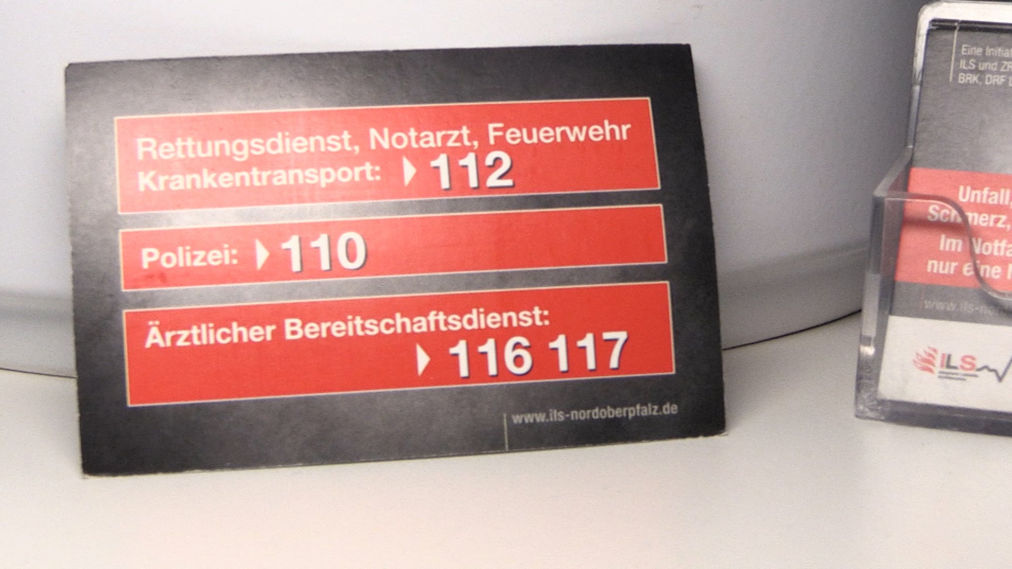 Karte mit den wichtigen Telefonnummern. Notruf 112, Polizei 110, Ärztlicher Bereitschaftsdienst 116 117