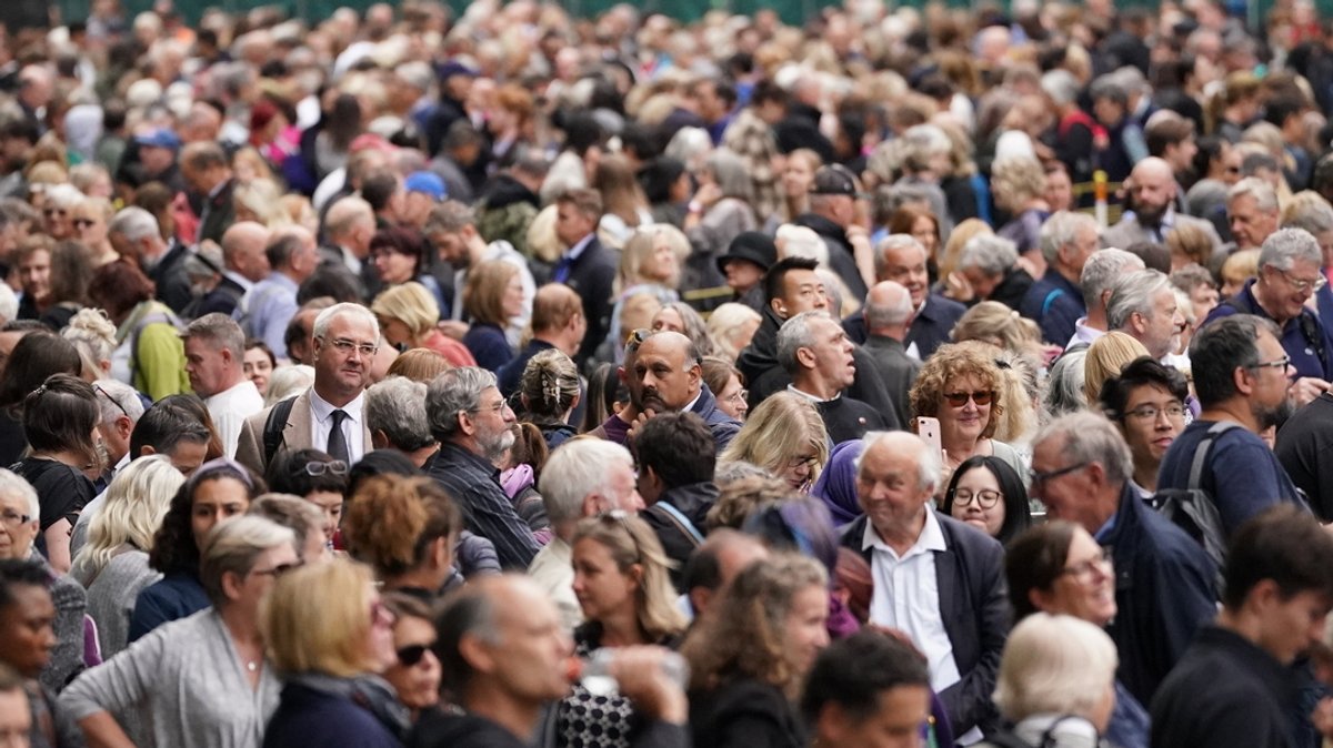 Eine große Menschenmenge (Symbolbild) | Bild: dpa-Bildfunk/Victoria Jones Eine große Menschenmenge (Symbolbild)