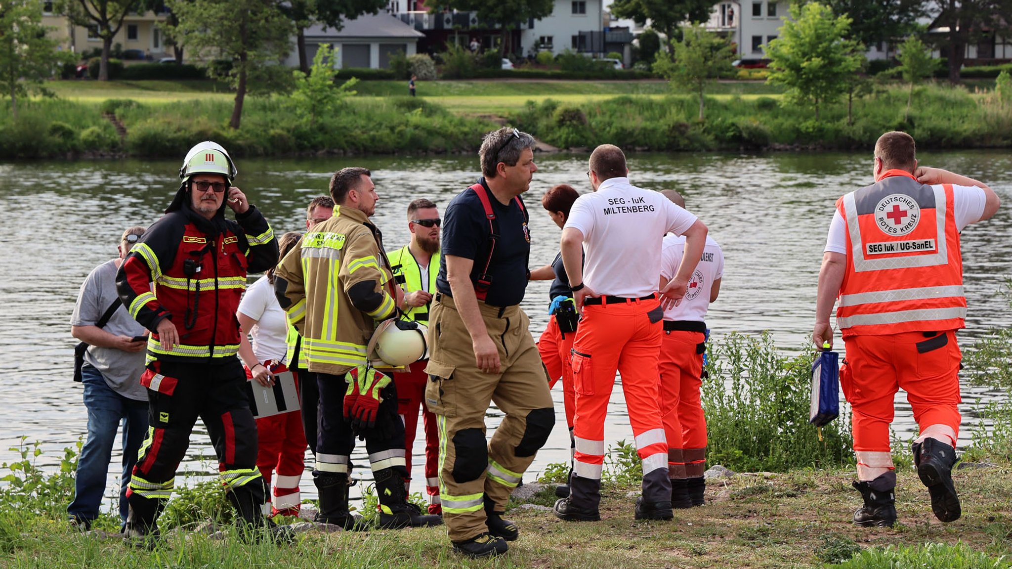 Rettungskräfte suchen am Main nach dem Vermissten. | Bild: Ralf Hettler Rettungskräfte suchen am Main nach dem Vermissten.