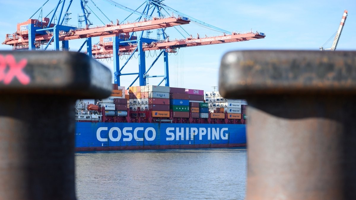 Das Containerschiff "Xin Lian Yun Gang" der Reederei Cosco Shipping liegt am Hamburger Containerterminal Tollerort