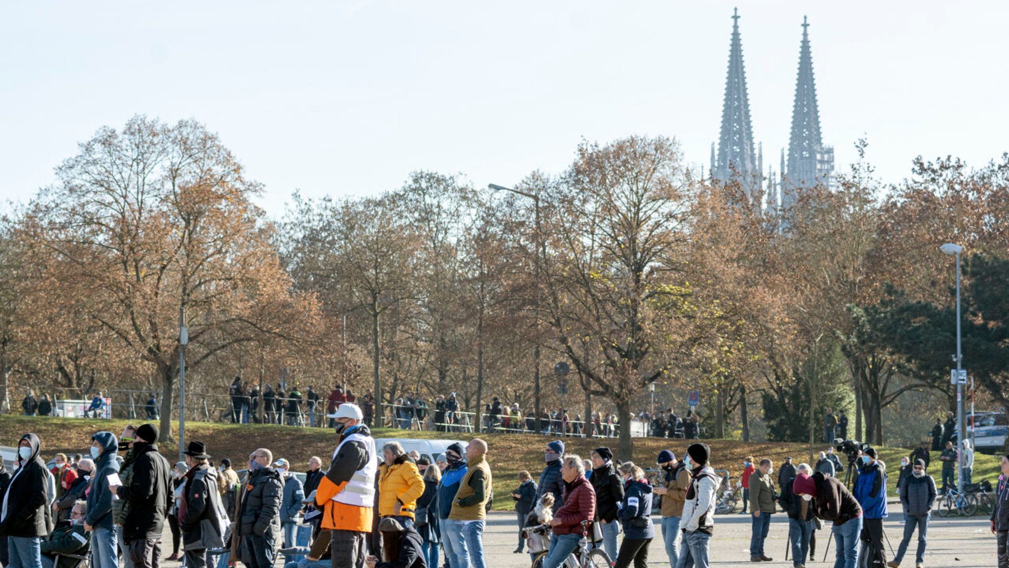 Teilnehmer einer Demonstration der "Querdenken"-Bewegung gegen die Anti-Corona-Maßnahmen stehen bei einer Kundgebung auf dem Dultplatz