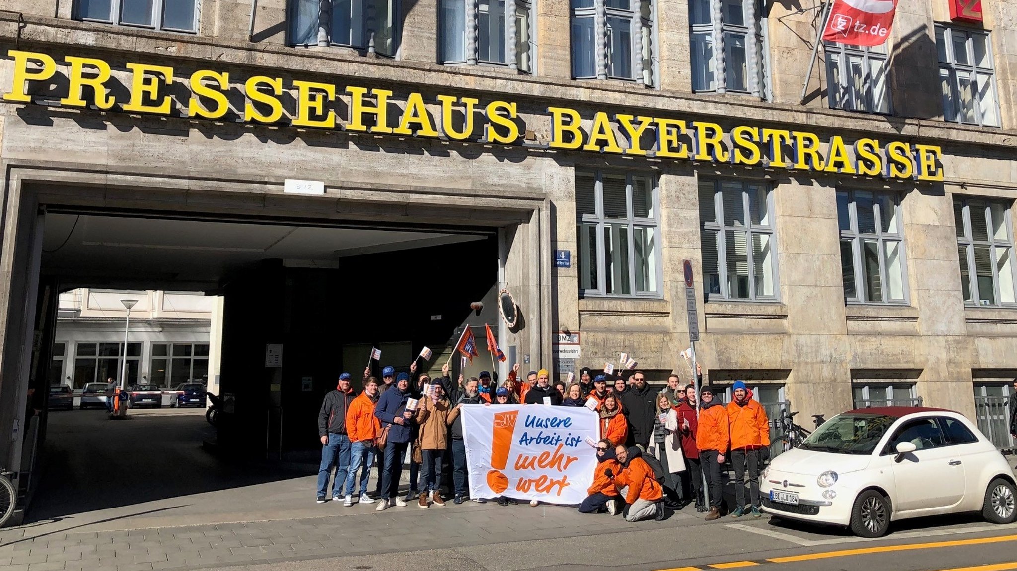 Bayerns Lokaljournalisten legen die Arbeit nieder, um bessere Gehälter zu fordern, insbesondere für Nachwuchskräfte - wie hier in München.