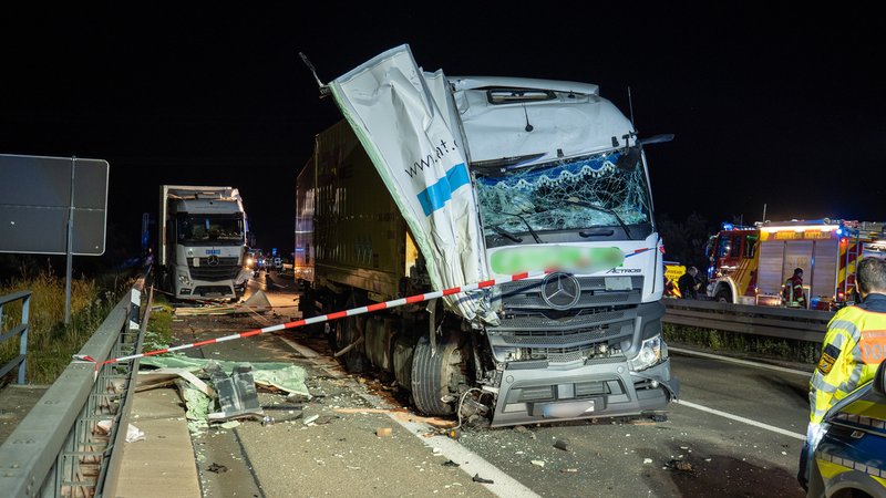 Schlimmer Unfall auf der A70: Ein Sattelzug fährt in einen Lkw auf dem Standstreifen, der anhielt, um zu helfen. | Bild: NEWS5 / Ferdinand Merzbach Schlimmer Unfall auf der A70: Ein Sattelzug fährt in einen Lkw auf dem Standstreifen, der anhielt, um zu helfen.