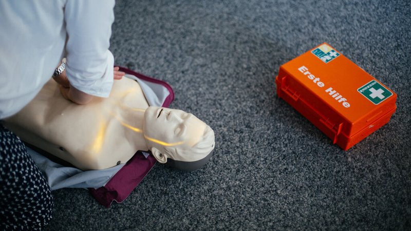 Eine Person übt die Herzdruckmassage an einer Puppe. | Bild: BR/Julia Müller Eine Person übt die Herzdruckmassage an einer Puppe.
