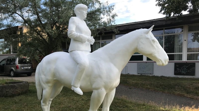 Skulptur von Angela Merkel, die auf einem Pferd sitzt