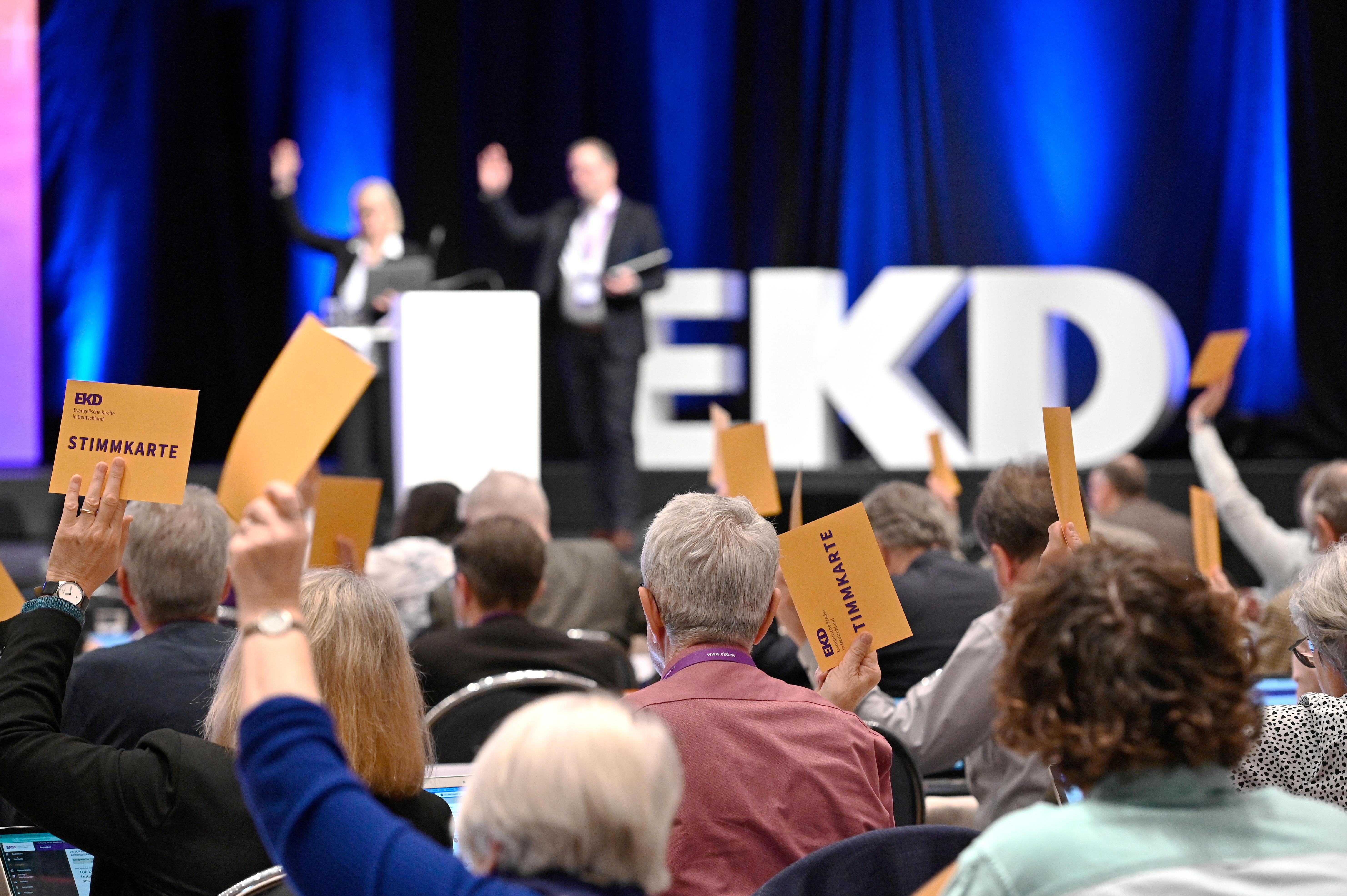 Delegierte der Synode der Evangelischen Kirche in Deutschland (EKD) in Würzburg stimmen am im Plenum über Kirchengesetze ab.