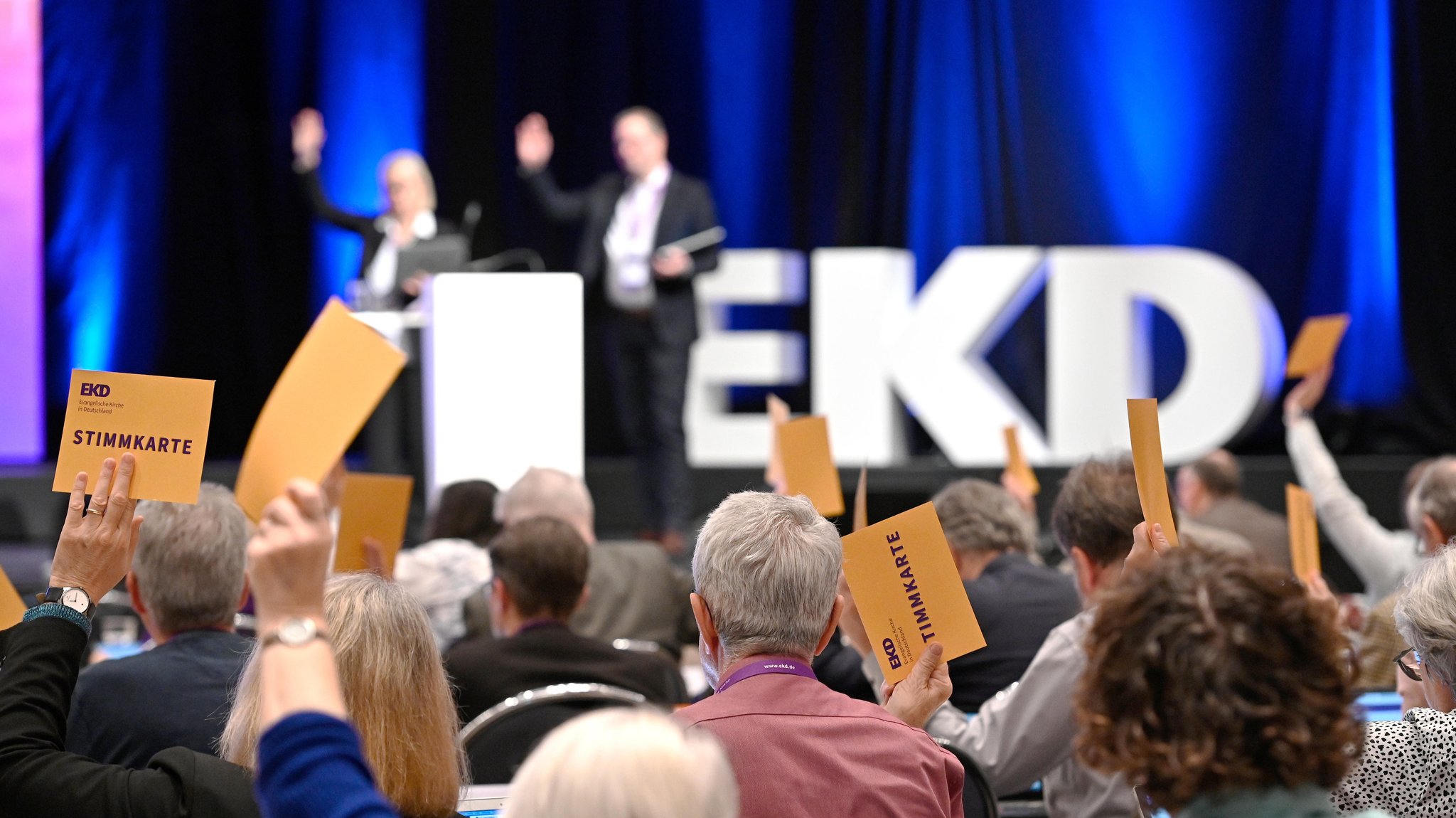 Delegierte der Synode der Evangelischen Kirche in Deutschland (EKD) in Würzburg stimmen am im Plenum über Kirchengesetze ab.