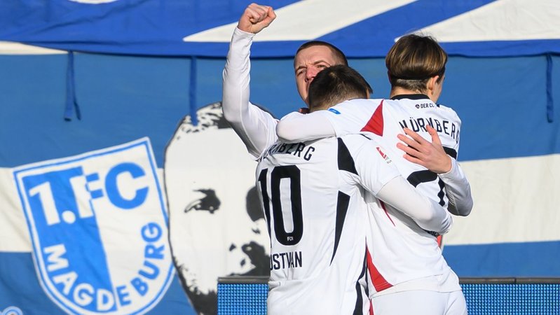 Jubel: 1. FC Nürnberg in Magdeburg | Bild: picture-alliance/dpa Jubel: 1. FC Nürnberg in Magdeburg