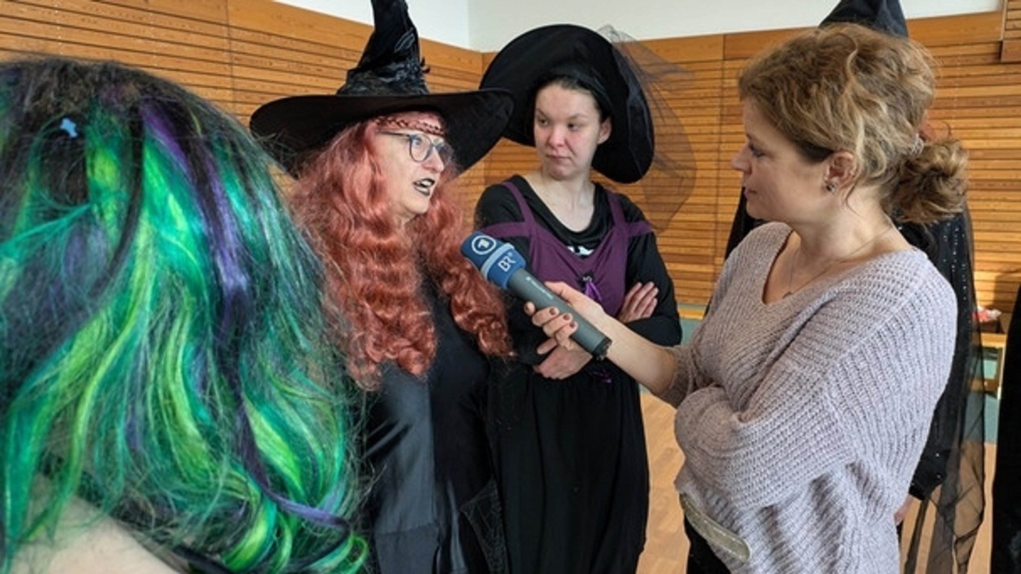  BR-Regionalkorrespondentin Judith Zacher interviewt die Leiterin der Tanzgruppe der Lebenshilfe in Dillingen