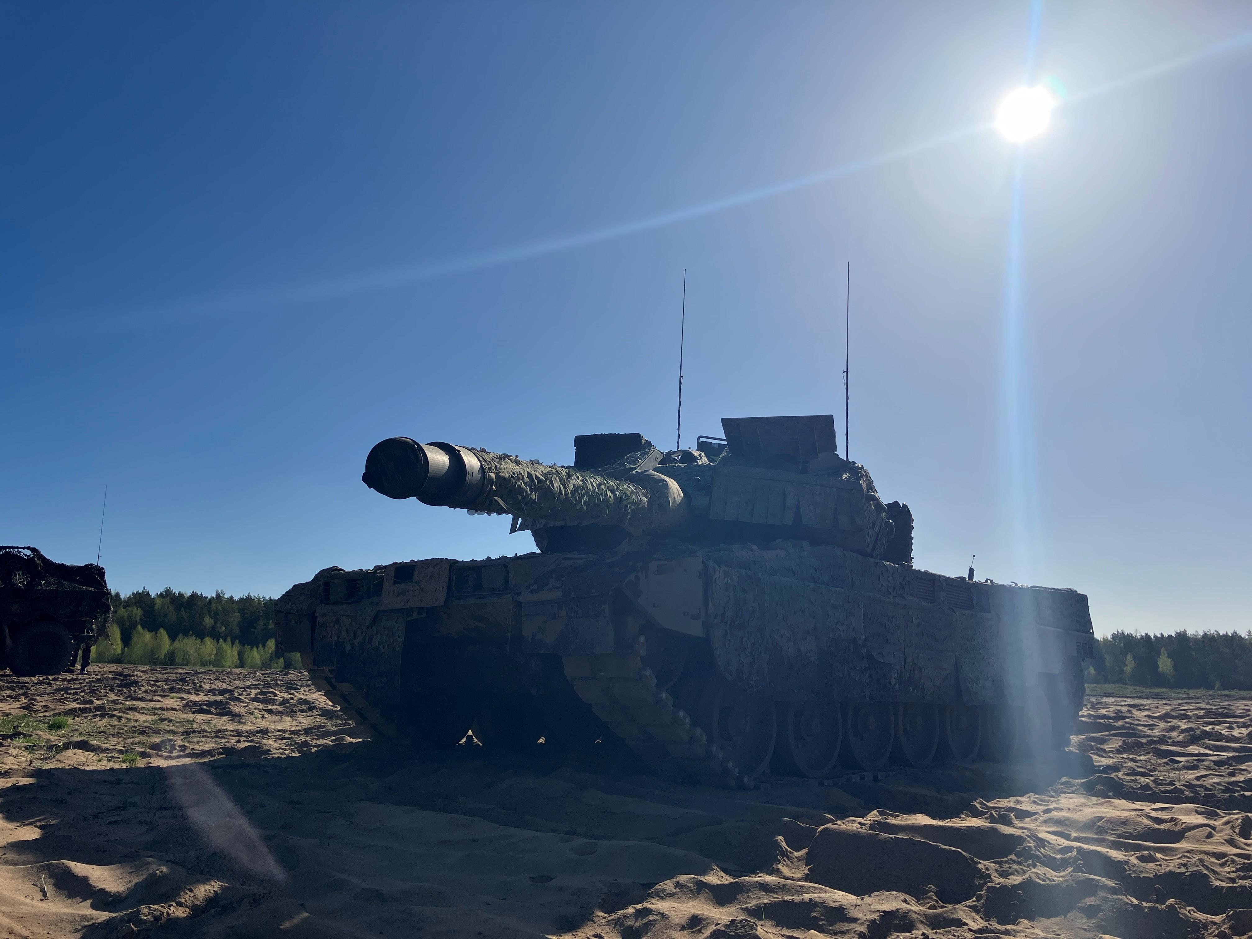 Ein Leopard-Kampfpanzer bei einem Bundeswehrmanöver in Litauen. Dort sollen bald Soldaten dauerhaft stationiert werden. 