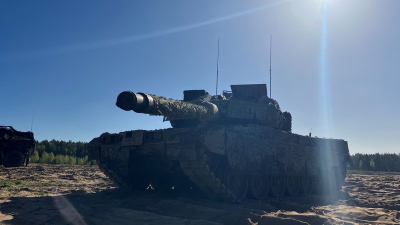 Ein Leopard-Kampfpanzer bei einem Bundeswehrmanöver in Litauen. Dort sollen bald Soldaten dauerhaft stationiert werden. | Bild: Kilian Neuwert, BR Ein Leopard-Kampfpanzer bei einem Bundeswehrmanöver in Litauen. Dort sollen bald Soldaten dauerhaft stationiert werden.